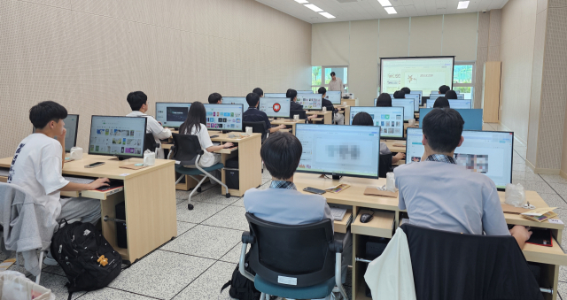 ▲코딩 체험 부스에 참여한 청소년들이 모니터 앞에서 자신의 미래를 그려보고 있다. 익숙지 않은 키보드 소리 속에서 꿈의 씨앗이 자라고 있다.