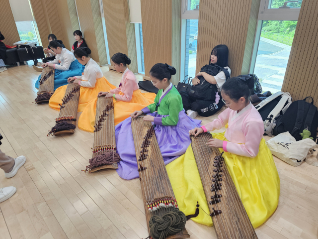 ▲한복을 곱게 차려입은 여학생들이 전통 악기 가야금을 연주하며 우아한 선율로 축제의 분위기를 물들이고 있다. 사진=김흥준 기자
