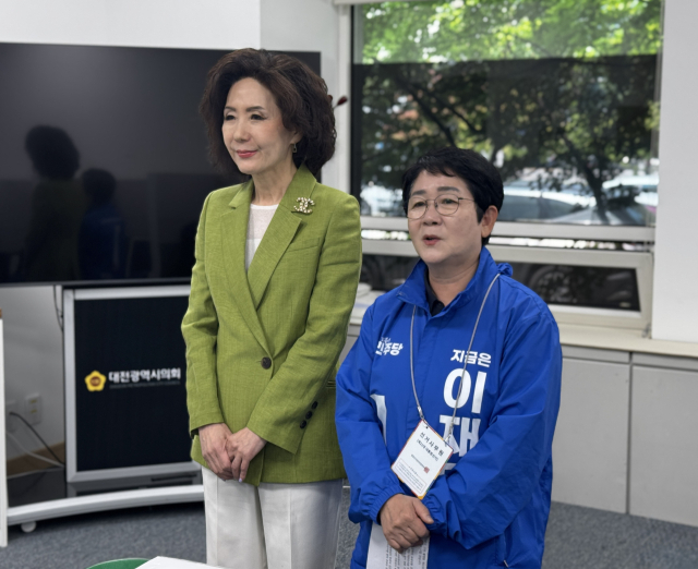 이진숙 전 충남대 총장(왼쪽)과 박정현 민주당 대전시당 위원장이 29일 대전시의회에서 기자간담회를 진행하고 있다. 사진=조사무엘 기자