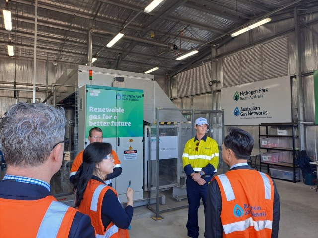 김태흠 충남지사가 석탄화력발전을 대체할 재생에너지를 찾기 위해 남호주 에들레이드 톤슬리 혁신지구에서 전문가들과 재상에너지 라운드 테이블을 열고 수소 생태계 활성화 방안을 모색했다. 김 지사가 톤슬리 혁신파크 내 남호주 수소파크를 찾아 관계자들에게서 설명을 듣고 있다.