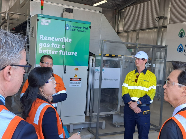 김태흠 충남지사가 석탄화력발전을 대체할 재생에너지를 찾기 위해 남호주 에들레이드 톤슬리 혁신지구에서 전문가들과 재상에너지 라운드 테이블을 열고 수소 생태계 활성화 방안을 모색했다. 김 지사가 톤슬리 혁신파크 내 남호주 수소파크를 찾아 관계자들에게서 설명을 듣고 있다.