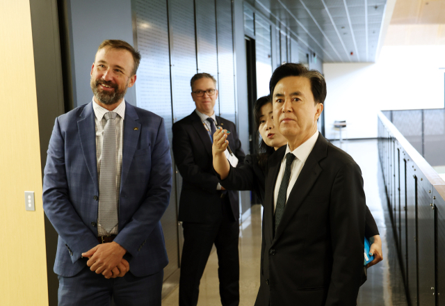 김태흠 충남지사가 석탄화력발전을 대체할 재생에너지를 찾기 위해 남호주 에들레이드 톤슬리 혁신지구에서 전문가들과 재상에너지 라운드 테이블을 열고 수소 생태계 활성화 방안을 모색했다.