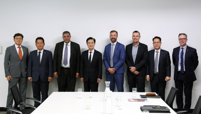 김태흠 충남지사가 석탄화력발전을 대체할 재생에너지를 찾기 위해 남호주 에들레이드 톤슬리 혁신지구에서 전문가들과 재상에너지 라운드 테이블을 열고 수소 생태계 활성화 방안을 모색했다.