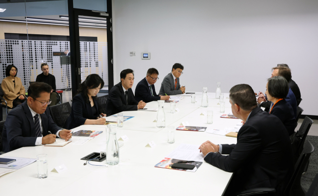 김태흠 충남지사가 석탄화력발전을 대체할 재생에너지를 찾기 위해 남호주 에들레이드 톤슬리 혁신지구에서 전문가들과 재상에너지 라운드 테이블을 열고 수소 생태계 활성화 방안을 모색했다.