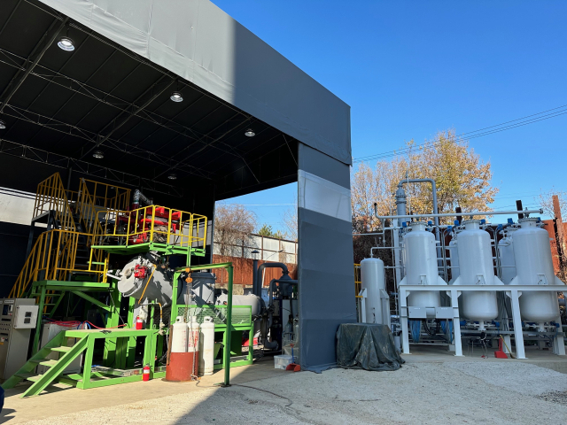 한국에너지기술연구원의 조종표 에너지융합시스템연구단 박사 연구진이 국내 최초로 순산소 연소 기반 연속식 공정을 활용해 재활용이 어려운 열경화성 혼합 폐플라스틱에서 고품질 합성가스를 생산하는 데 성공했다. 한국에너지기술연구원 제공