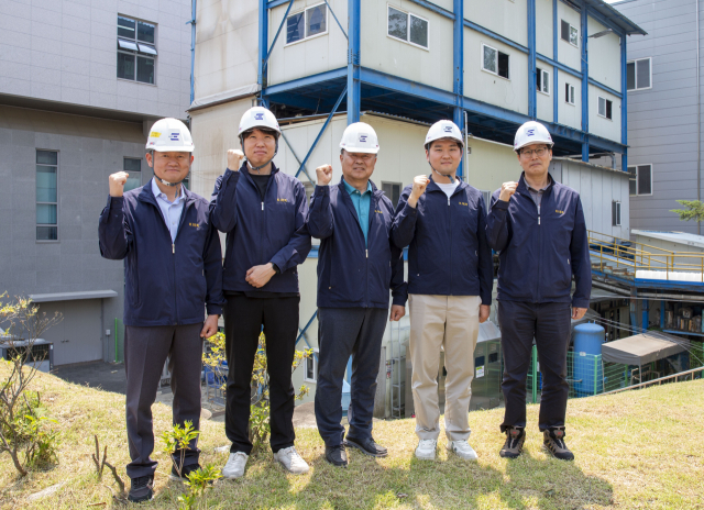 한국에너지기술연구원의 조종표 에너지융합시스템연구단 박사 연구진이 국내 최초로 순산소 연소 기반 연속식 공정을 활용해 재활용이 어려운 열경화성 혼합 폐플라스틱에서 고품질 합성가스를 생산하는 데 성공했다. 한국에너지기술연구원 제공