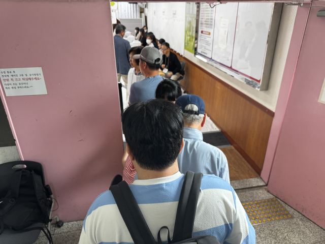 29일 오전 투표를 하기 위해 대전 서구 갈마2동 사전투표소를 방문한 시민들이 줄지어 서 있다. 사진=조사무엘 기자.