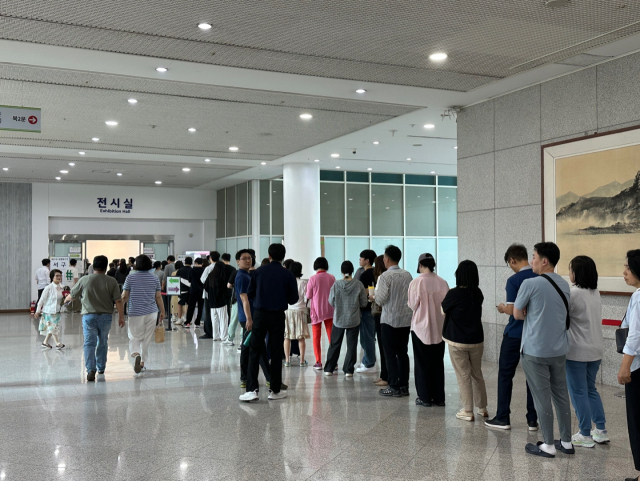 29일 오전 투표를 하기 위해 대전 시청 사전투표소를 방문한 시민들이 줄지어 서 있다. 사진=이심건 기자.