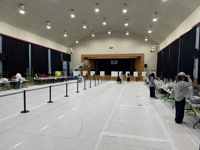 29일 오전 대전 유성구 어은중학교 사전투표소에서 시민들이 투표하고 있다. 사진=권오선 수습기자