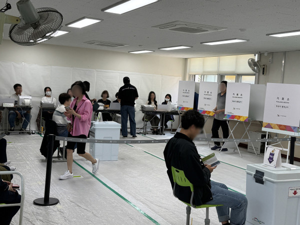 29일 오전 대전 중구 신평초등학교 사전투표소에서 시민들이 투표하고 있다. 사진=권오선 수습기자.