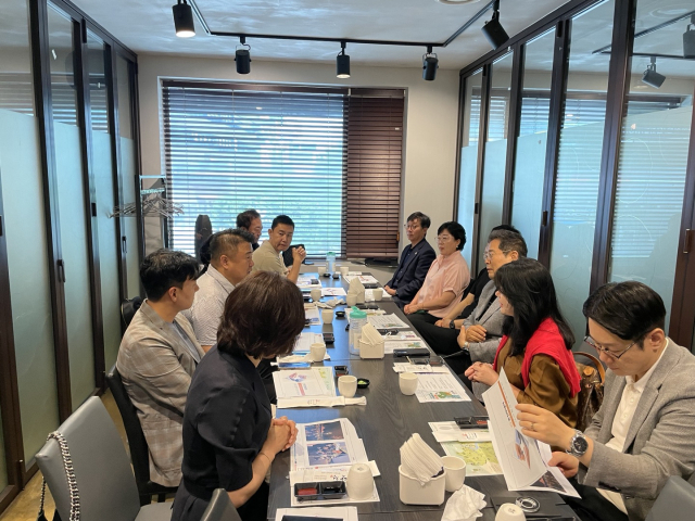 충청투데이 대외협력자문위원회가 29일 대전 서구의 한 식당에서 정기 월례회를 진행하고 있다. 사진=윤경식 기자