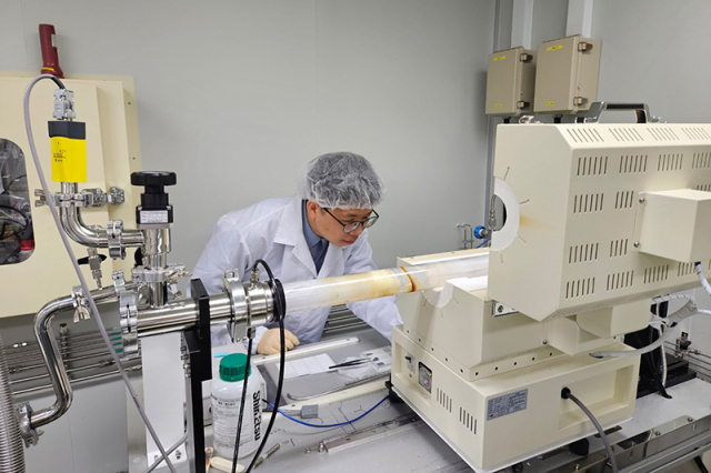 1일 한국화학연구원에 따르면 국내 연구진이 낮은 비용의 2차원 소재를 이용해 차세대 전지인 무음극 전고체 전지의 수명을 7배 향상시키는 기술을 개발했다. 한국화학연구원 제공