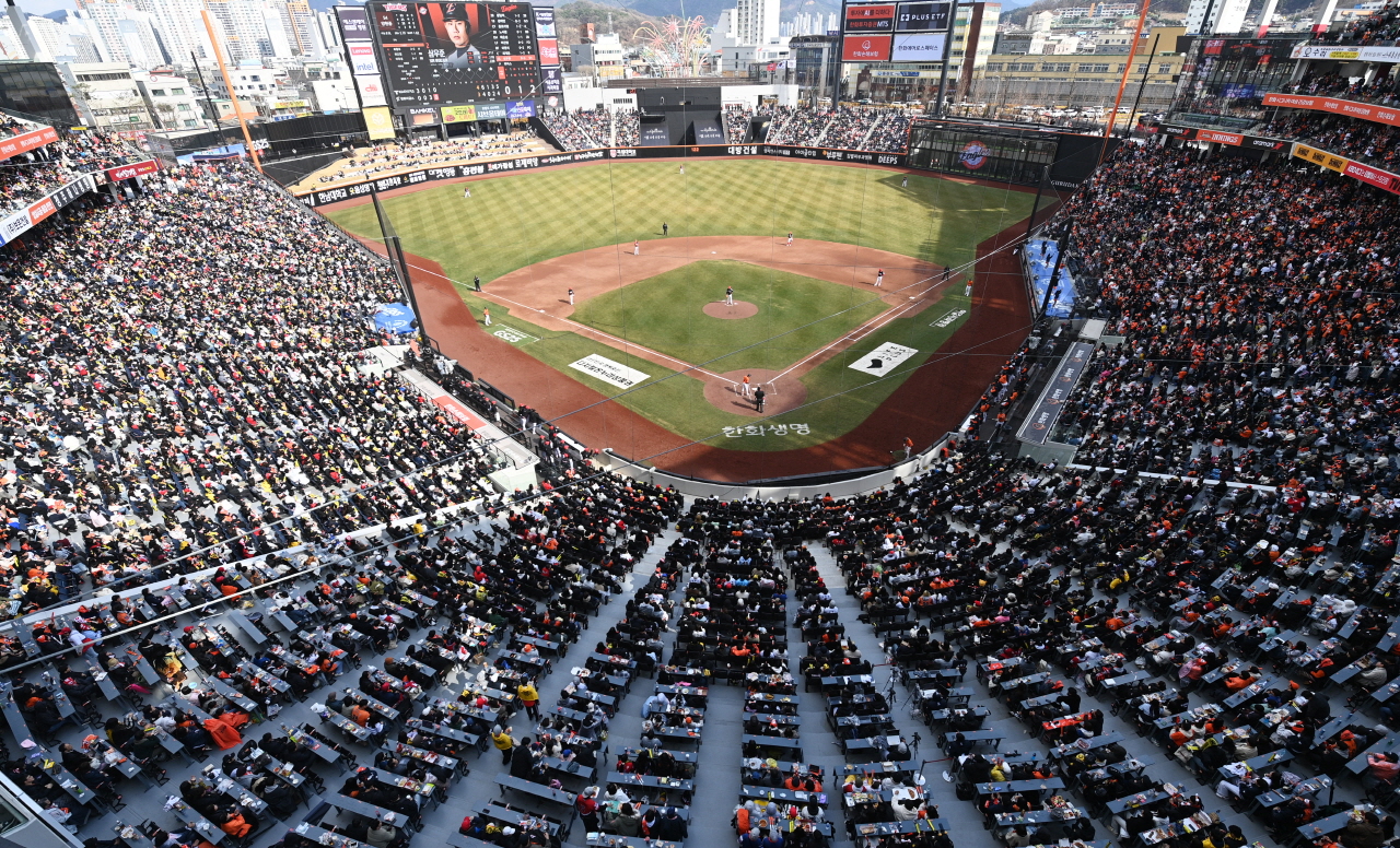2025 신한 SOL Bank KBO리그 한화이글스와 기아타이거즈의 경기가 지난 3월 29일 대전한화생명볼파크에서 열려 야구장을 찾은 시민들이 응원을 하며 경기를 관람하고 있다. 김주형 기자 kjh2667_@cctoday.co.kr