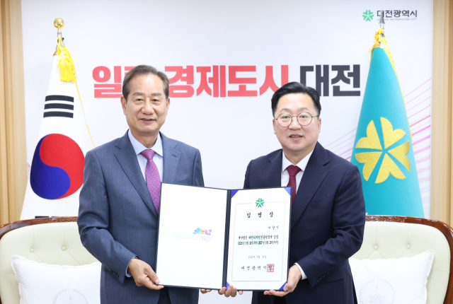 대전디자인진흥원 원장에 이창기 전 대전대 교수(사진 왼쪽)가 30일 임명됐다. 대전시 제공