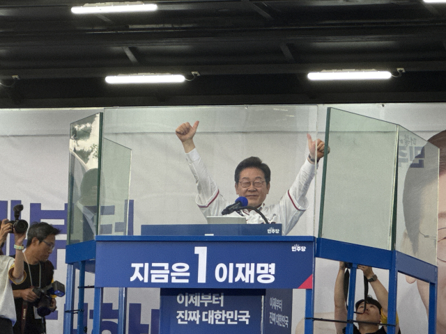 ▲ⓒ이재명 더불어민주당 후보가 지지자들에게 환호받고 있다. 사진=권오선 수습기자