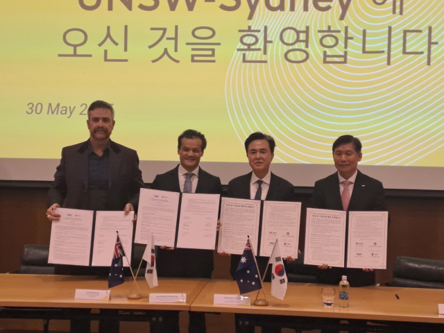 김태흠 충남지사가 지난달 25일부터 1일까지 인도네시아와 호주를 잇따라 방문, 국제 협력을 통해 충남이 안고 있는 다양한 현안 해결 방안을 모색했다. 김태흠 지사(좌측 세 번째)는 30일 호주 시드니 UNSW 총장관에서 김경수 KAIST 대외부총장(좌측 네 번째), 아누락 찬티봉 NSW 산업통상 장관(좌측 두 번쨰), 아틸라 브렁스 UNSW 총장(좌측 첫 번쨰)과 ‘학술 및 기업 교류 업무협약’을 체결했다.