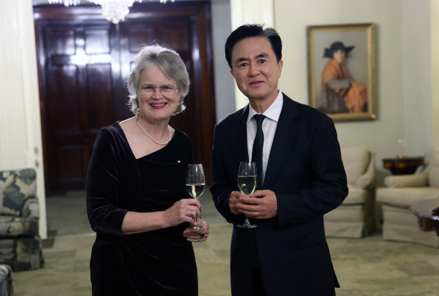 김태흠 충남지사가 지난달 25일부터 1일까지 인도네시아와 호주를 잇따라 방문, 국제 협력을 통해 충남이 안고 있는 다양한 현안 해결 방안을 모색했다. 김 지사가 프랑세스 애덤슨 남호주 주총독(좌측)을 접격하고 수소·교육 분야 협력 강화 등을 논의했다.