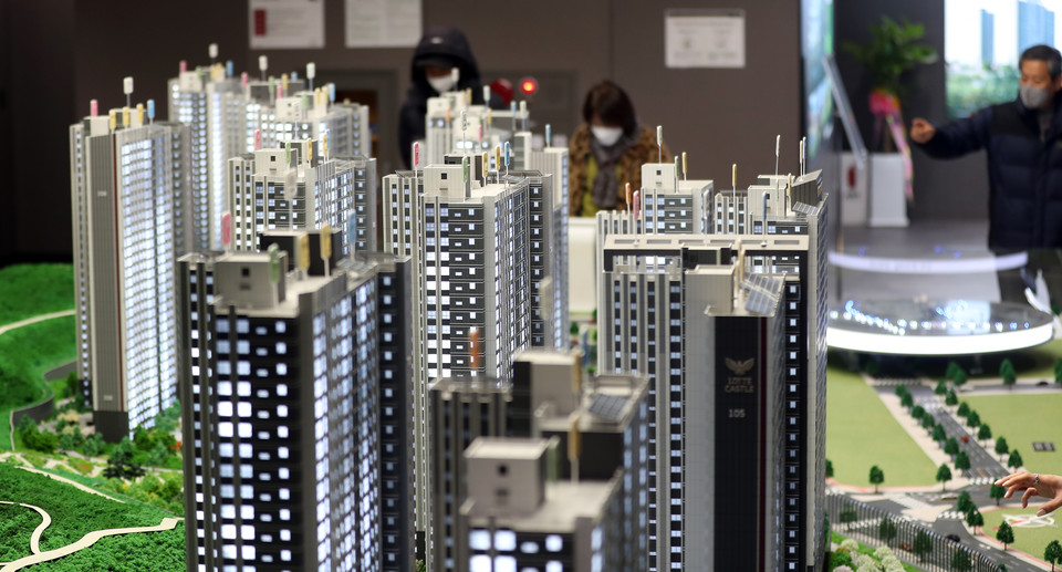 모델하우스에 많은 사람이 내부를 둘러보고 있다. 사진=연합뉴스.