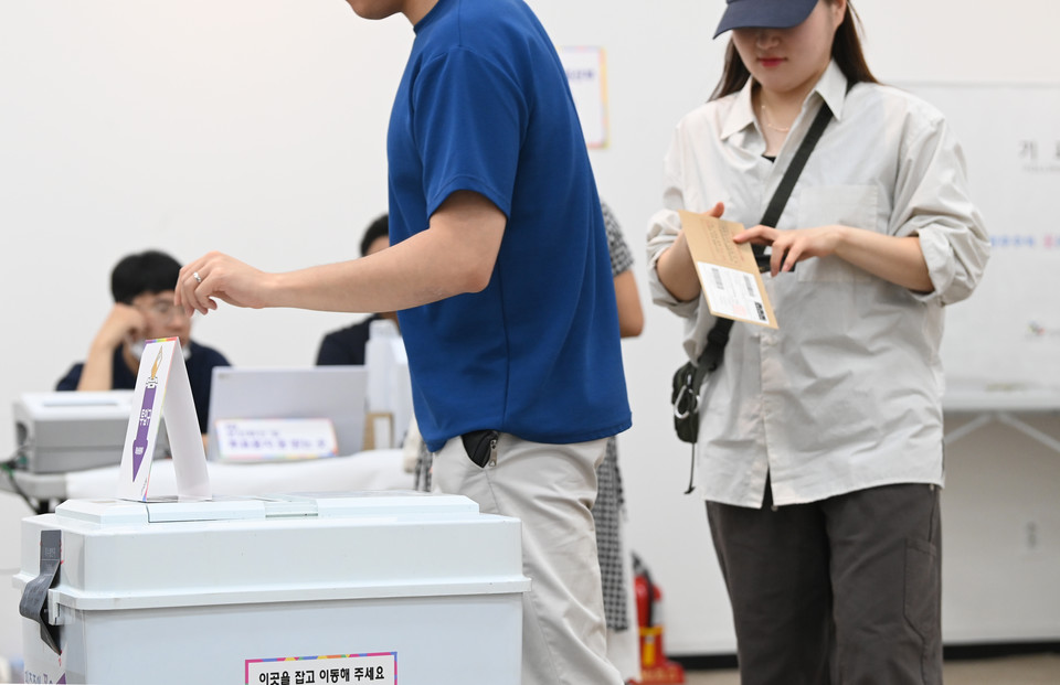 제21대 대통령선거 사전투표가 시작된 29일 대전시청 둔산1동 사전투표소에서 유권자들이 소중한 한 표를 행사하고 있다. 김주형 기자 kjh2667_@cctoday.co.kr