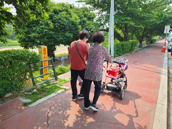 30일 청주시 서원구 사직동에 거주하는 노인들이 무심천 인근 인도에서 산책을 하고 있다. 이들은 경사로, 계단 이용 등이 어려워 무심천 무심서로 내 시설을 이용하는 것이 어렵다고 호소했다. 사진=송휘헌 기자