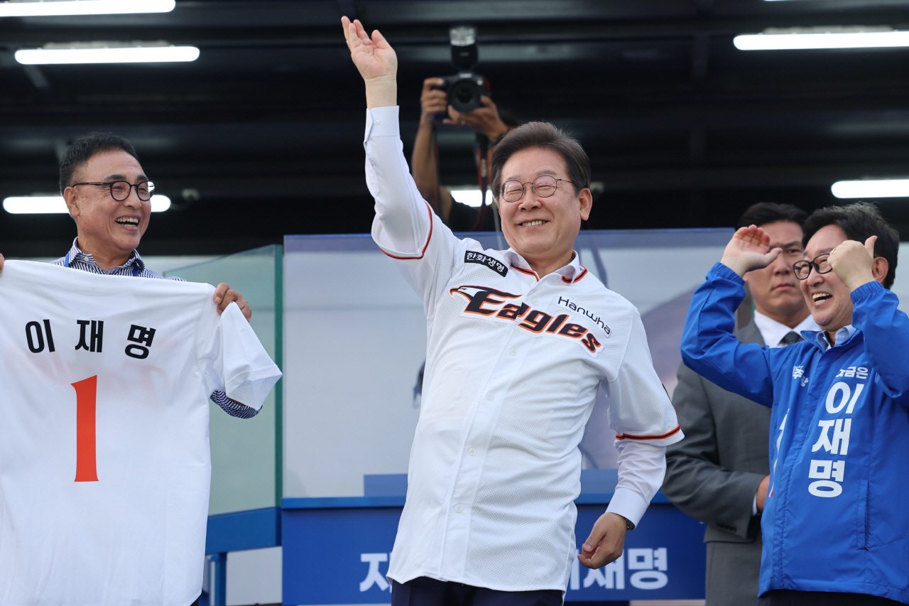 더불어민주당 이재명 대선 후보가 31일 대전시청 앞 보라매공원에서 열린 유세에서 한화이글스의 전설적인 투수였던 송진우 감독의 21번 유니폼을 입고서 21대 대선 승리를 다짐하며 힘찬 투구동작을 하고 있다. 2025.5.31 사진=연힙뉴스.