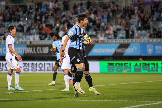 1일 오후 천안종합운동장에서 치러진 ‘하나은행 K리그2 2025’ 14라운드 천안과 인천의 경기는 3대 3 무승부로 끝났다. 천안시티FC 이정협이 올 시즌 첫 골이자, 554일 만의 득점을 기록하고 기뻐하고 있다. 사진=한국프로축구연맹 제공.