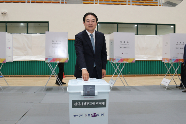 황규철 옥천군수는 지난달 29일 옥천읍 생활체육센터에 마련된 투표소에서 제21대 대통령선거 사전투표를 하고 있다. 사진=박병훈 기자