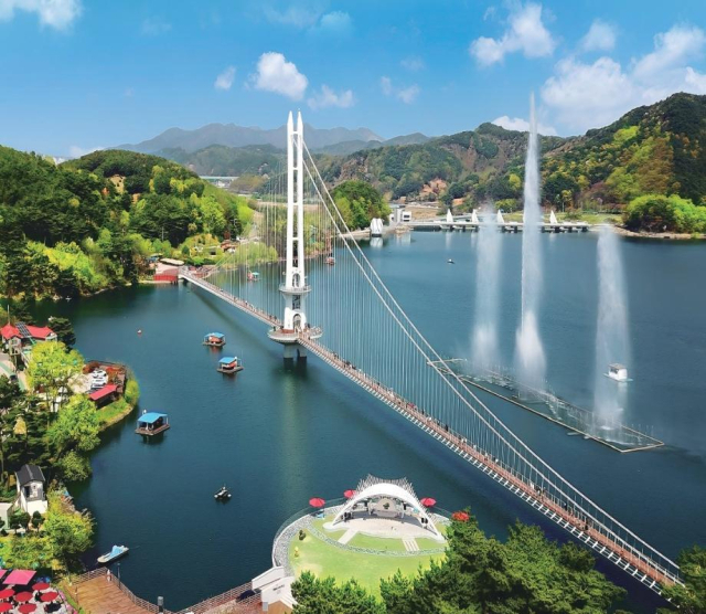 2019년 개통한 예당호출렁다리가 지난달 30일 누적 방문객 900만명을 돌파했다. 예산군 제공