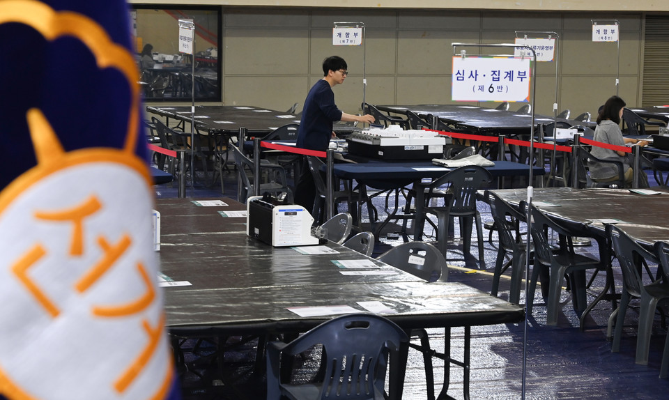 제21대 대통령선거를 이틀 앞둔 1일 대전 서구 괴정동 KT 인재개발원에 마련된 개표소에서 대전시 선거관리위원회 관계자들이 투표지 분류기를 점검하고 있다. 김주형 기자 kjh2667_@cctoday.co.kr