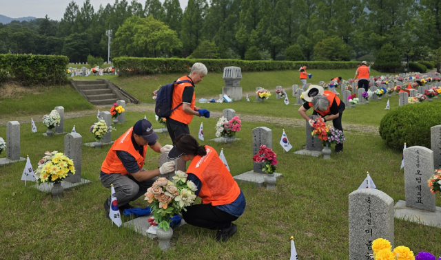 2일 국립 대전현충원에서 진행된 ‘한국타이어 임직원 현충원 참배 및 묘역 정화 봉사활동’ 행사사진.한국타이어 제공