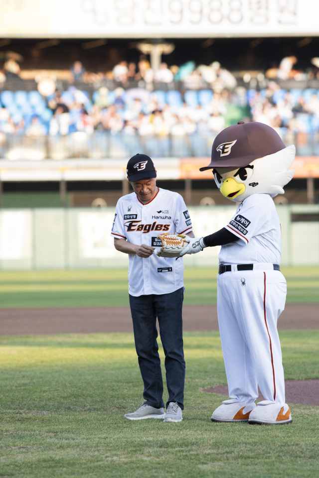 지난해 김욱 배재대 총장이 시구를 하고 있다. 사진 배재대 제공