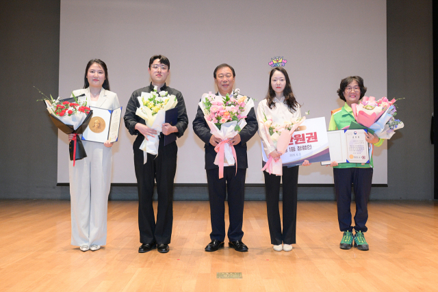 ▲ⓒ세종시감사위원회가 청렴한 조직문화 조성에 기여한 ‘2025년 제1회 세종 1등 청렴인’으로 세종시 보건환경연구원 서민아 연구사(왼쪽 두번째)를 선정했다