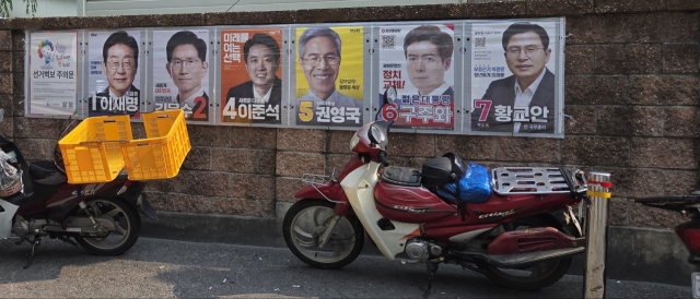 천안역 동부광장 버스 승강장 인근에 있는 벽보에서 기호 8번 무소속 송진호 후보의 벽보가 사라져 있다. 독자 제공