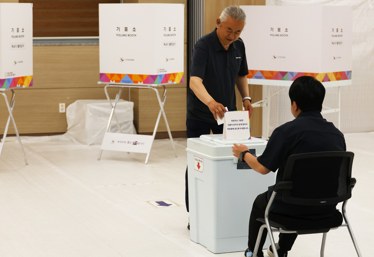 제21대 대통령선거일인 3일 대전 서구 용문동행정복지센터에 마련된 용문동 제3투표소를 찾은 주민이 투표용지를 투표함에 넣고 있다. 2025.6.3 사진=연합뉴스.