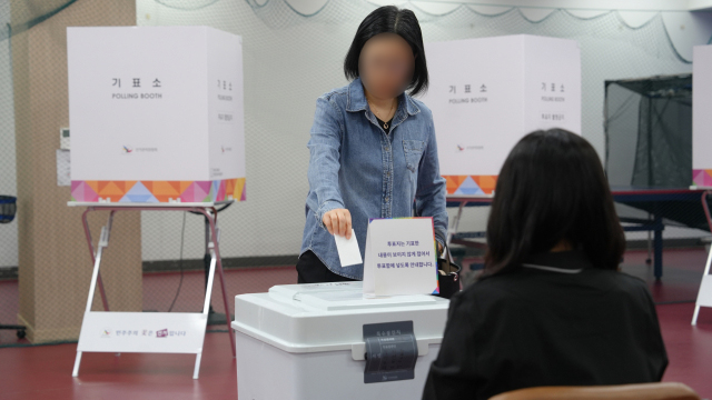 제21대 대통령 선거 투표일인 3일 충남 홍성군 홍북읍의 한 아파트 탁구장에 설치된 홍븝읍 제8투표소에서 시민들이 투표를 하고 있다. 사진=박현석 기자