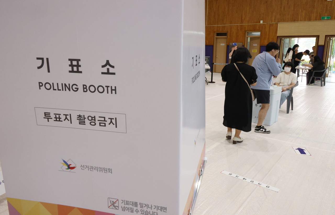 제21대 대통령선거일인 3일 대전 서구 월평초등학교에 마련된 월평1동 제1투표소에서 시민들이 투표용지를 투표함에 넣고 있다. 2025.6.3 사진=연합뉴스.