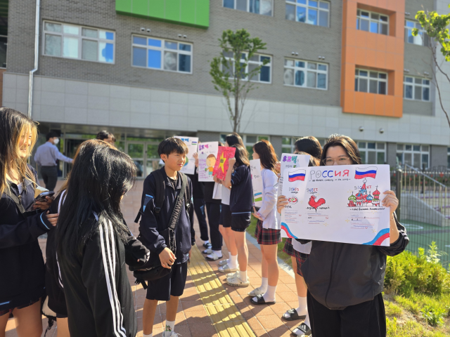 아산 신창중학교가 ‘우즈베키스탄에 작은 한국어 도서관 만들어 주기’ 캠페인을 시작했다. 아산 신창중학교 제공.