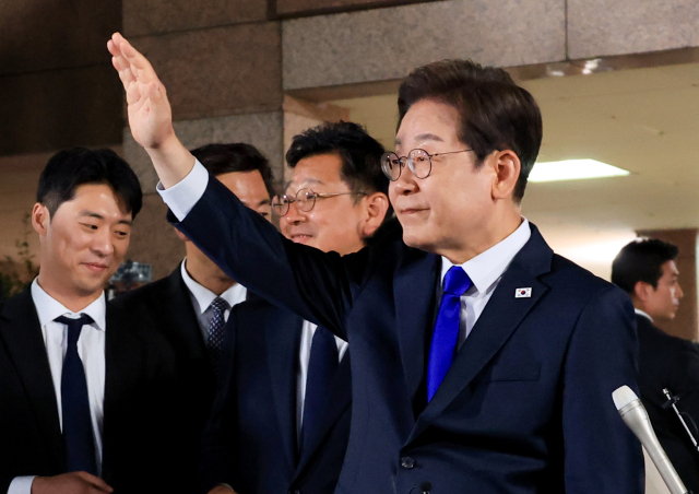 제21대 대통령 선거에서 당선이 확실시되는 더불어민주당 이재명 후보가 3일 밤 인천 계양구 자택을 나서며 주민과 지지자들을 향해 인사하고 있다. 연합뉴스