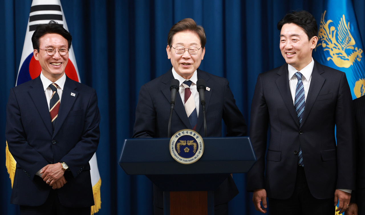 이재명 대통령이 4일 서울 용산 대통령실 청사에서 국무총리 후보자로 김민석 의원(왼쪽), 대통령비서실장으로 강훈식 의원 등 첫 인선을 발표하고 있다. 2025.6.4 사진=연합뉴스. 