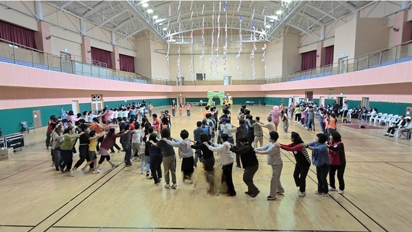 부여군장애인종합복지관은 복지관 이용 장애인 당사자와 가족이 함께 어울려 소통하고 화합할 수 있는 장을 마련해 성황리에 마쳤다고 27일 밝혔다.