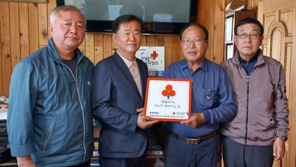 부여군 은산면 지역사회보장협의체(공동위원장 이성복, 김영배)는 지역사회 나눔을 실천하는 가게인 형제제재소(대표 남궁웅)를 방문해 ‘착한가게’ 현판을 전달했다고 29일 밝혔다.