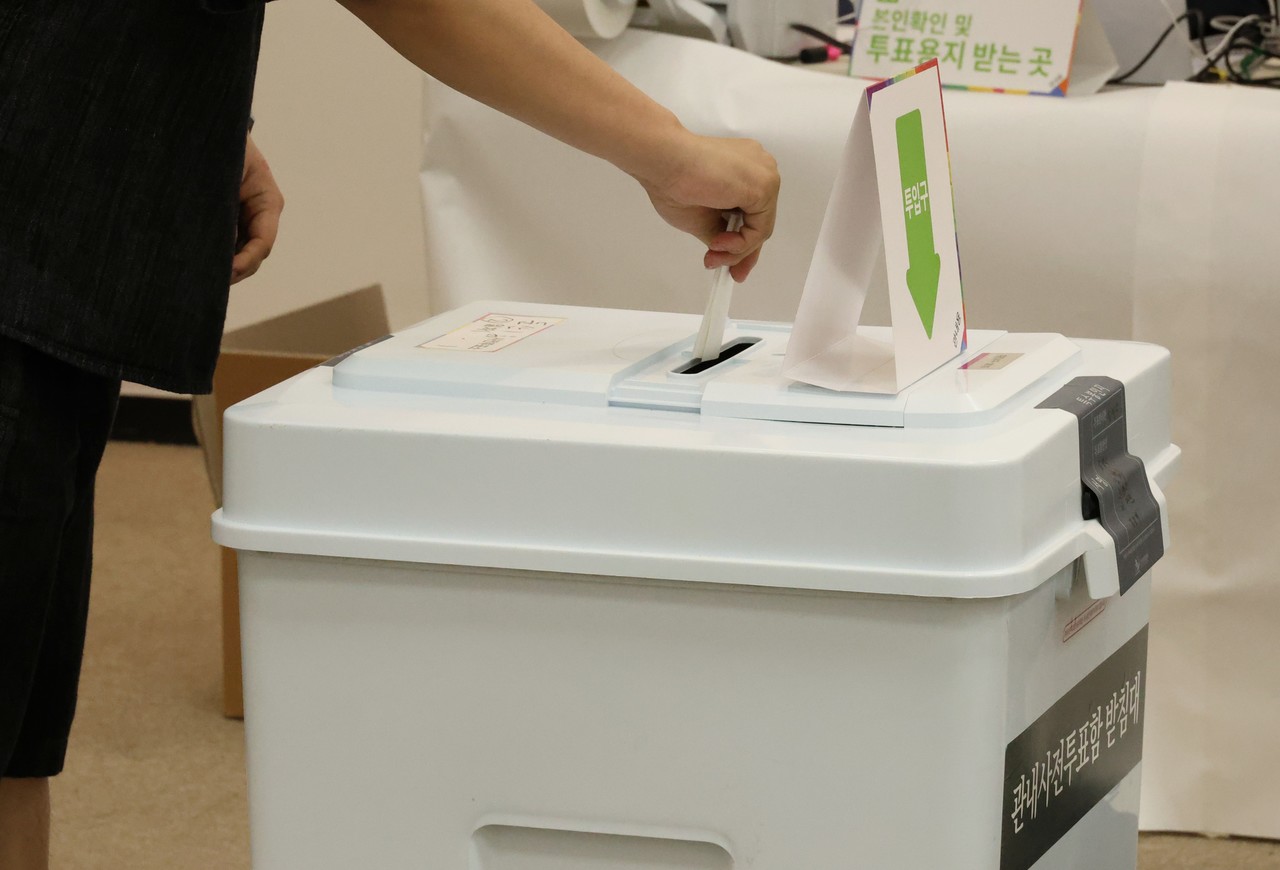 제21대 대통령선거 사전투표 둘째 날인 지난 30일 오전 대전시 서구 대전시청에 마련된 사전투표소에서 유권자가 투표함에 투표용지를 넣고 있다. 2025.5.30 사진=연합뉴스. 