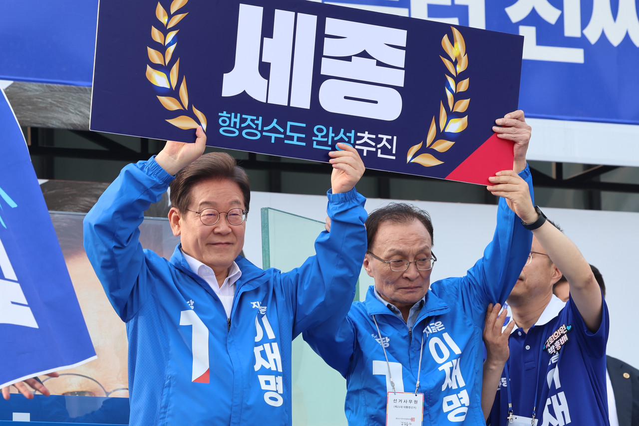 더불어민주당 이재명 대선 후보가 선거를 사흘 앞둔 지난 31일 세종특별자치시 나무그늘광장에서 열린 유세에서 이해찬 전 총리와 "세종, 행정수도 완성추진"이라고 적힌 패널을 들어보이고 있다. 2025.5.31 사진=연합뉴스.
