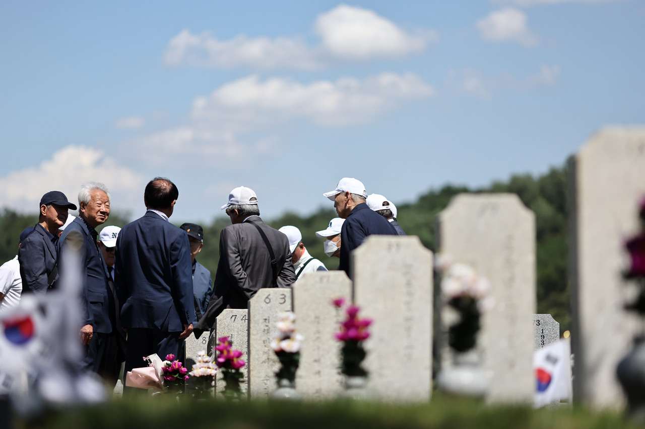 현충일을 이틀 앞둔 4일 동작구 국립서울현충원을 찾은 해군사관학교 22기 졸업생들이 해군묘역을 참배하고 있다. 2025.6.4 사진=연합뉴스.