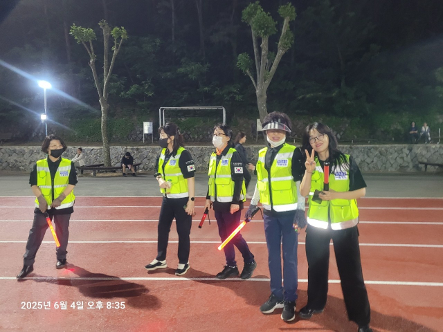 신관동 여성방범대 순찰 모습.사진=김익환 기자
