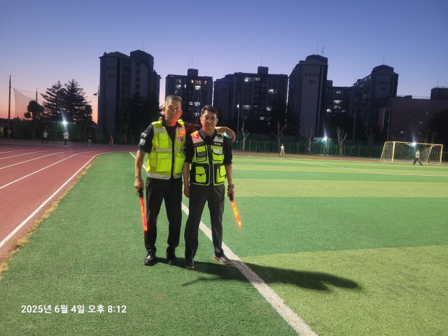 신관동 남성방범대 순찰 모습.사진=김익환 기자