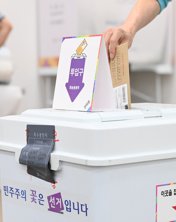 제21대 대통령선거 사전투표가 시작된 29일 대전시청 둔산1동 사전투표소에서 유권자들이 소중한 한 표를 행사하고 있다. 김주형 기자 kjh2667_@cctoday.co.kr