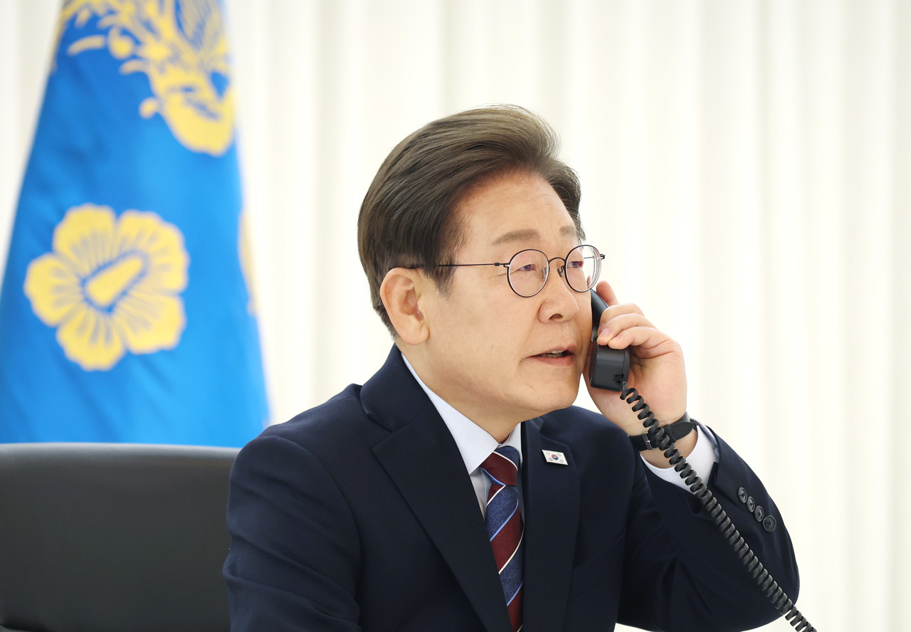 이재명 대통령이 6일 서울 한남동 관저에서 도널드 트럼프 미국 대통령과 전화 통화를 하기 위해 수화기를 들고 있다. 2025.6.6 사진=연합뉴스.