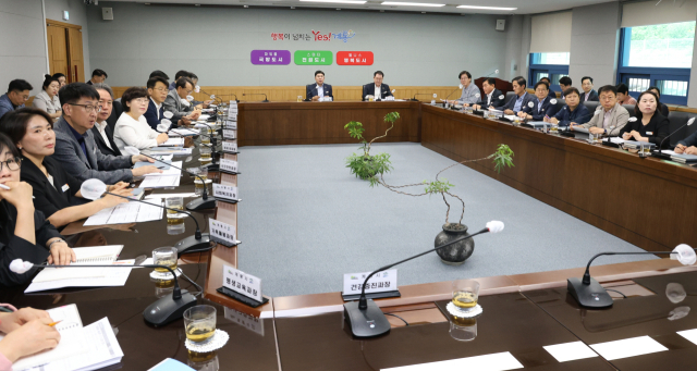 ▲이응우 계룡시장이 9일 시청 상황실에서 열린 확대간부회의에서 주요 간부공무원들과 함께 새 정부 국정 방향에 따른 계룡시 전략 재정비 및 국방수도 완성 방안에 대해 논의하고 있다. 계룡시 제공