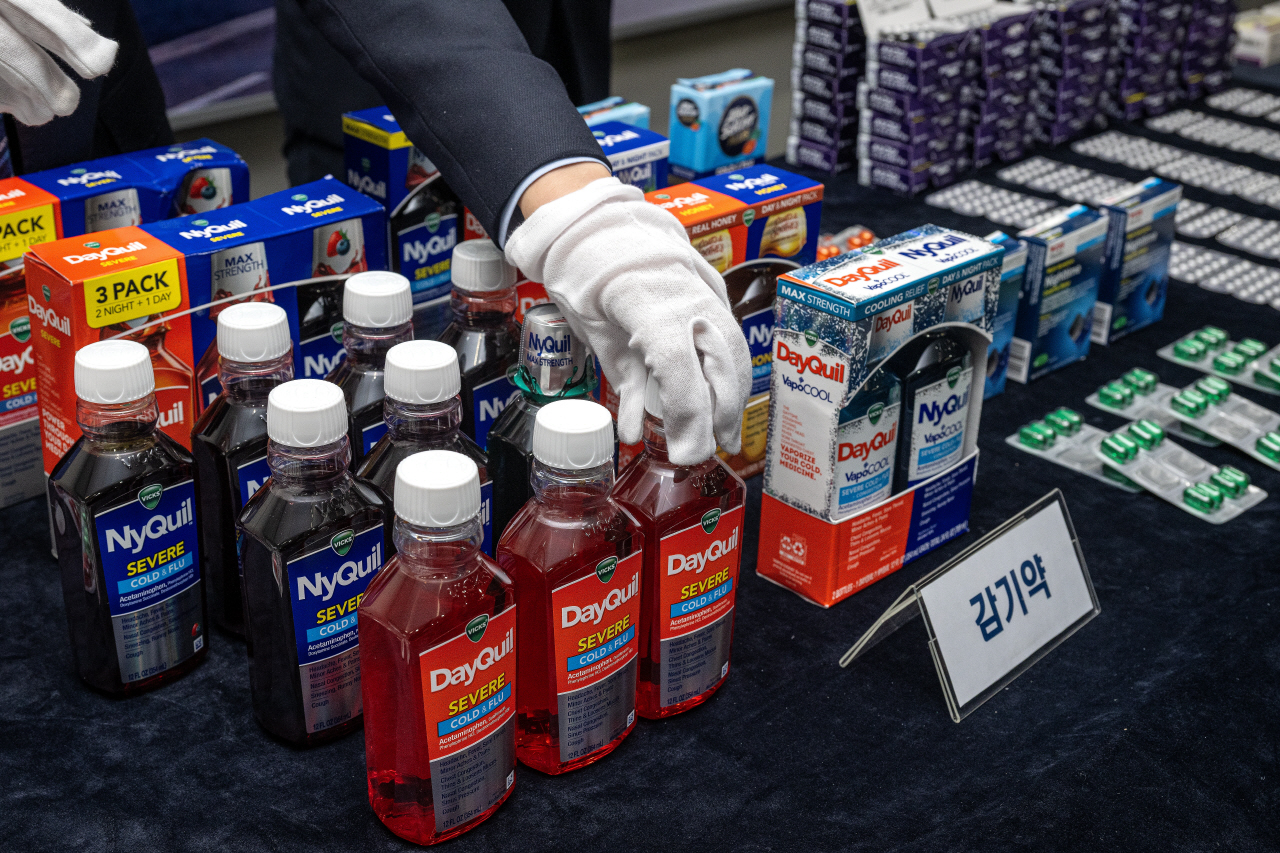 관세청이 지난 3월 18일 인천 중구 운서동 인천공항세관 특송물류센터에서 적발된 마약류 성분이 함유된 불법 의약품을 공개하고 있다.관세청은 최근 마약류 성분이 함유된 감기약, 수면제 및 다이어트약 등 불법 의약품의 국내 반입이 급증함에 따라 외국에서 판매되는 마약류 함유 의약품을 해외직구, 여행자 휴대품, 이사화물 등을 통해 국내로 반입하는 행위를 강력히 단속하겠다고 밝혔다. 2025.3.18 [공항사진기자단] 사진=연합뉴스. 